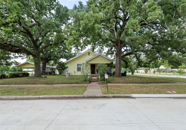 Homes for sale in Eastland, TX | 612 W Moss St, Eastland, TX 76448 | MLS# 21279852