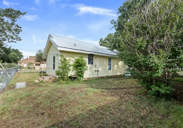 Homes for sale in Eastland, TX | 612 W Moss St, Eastland, TX 76448 | MLS# 21279852