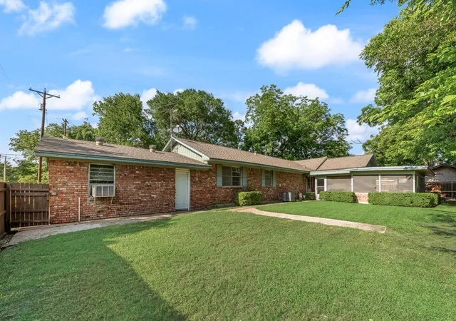 Homes for sale in Kaufman, TX | 305 W 2nd North St, Kaufman, TX 75142 | MLS# 21280095