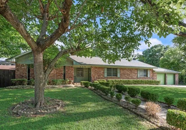 Homes for sale in Kaufman, TX | 305 W 2nd North St, Kaufman, TX 75142 | MLS# 21280095