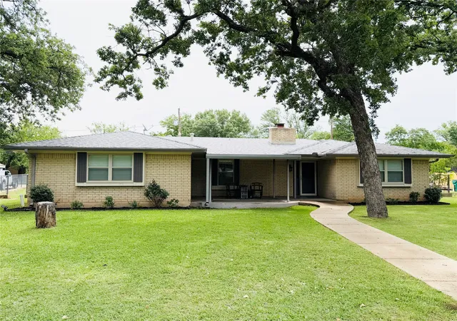 Homes for sale in Eastland, TX | 506 Oakwood Dr, Eastland, TX 76448 | MLS# 21280133