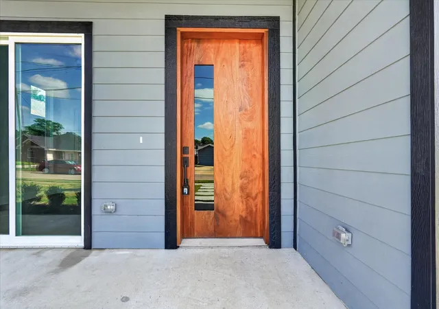 Photo 3 of Single family home for sale at 1942 Leath St, Dallas, TX 75212 | MLS# 21256569 | Listing updated on 2026-08-23