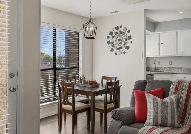 4th image of 1900 Cloisters Dr, Arlington, TX 76011