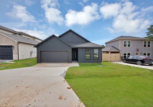Homes for sale in Granbury, TX | 5700 Barkridge Dr, Granbury, TX 76048 | MLS# 21280274