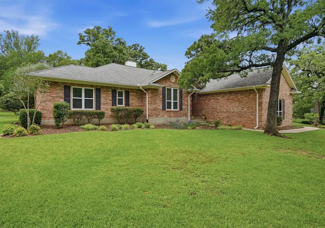 Homes for sale in Lake Kiowa, TX | 106 Santee Dr, Lake Kiowa, TX 76240 | MLS# 21278691