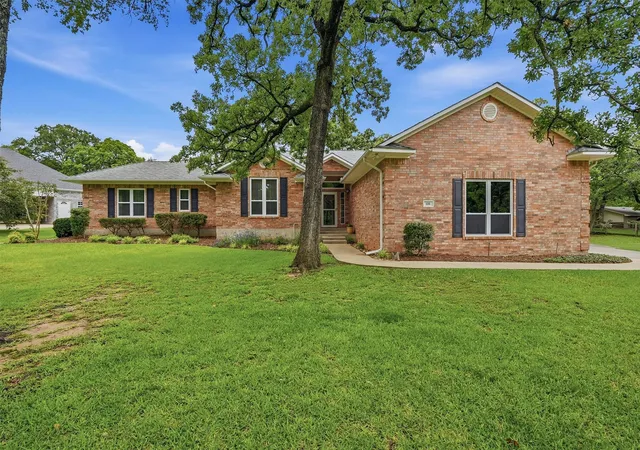 Homes for sale in Lake Kiowa, TX | 106 Santee Dr, Lake Kiowa, TX 76240 | MLS# 21278691
