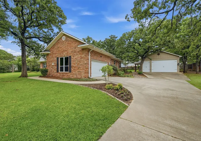 Homes for sale in Lake Kiowa, TX | 106 Santee Dr, Lake Kiowa, TX 76240 | MLS# 21278691