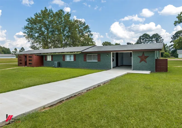 Photo 2 of Single family home for sale at 304 S Main St, Springhill, LA 71075 | MLS# 21280714 | Listing updated on 2026-08-22