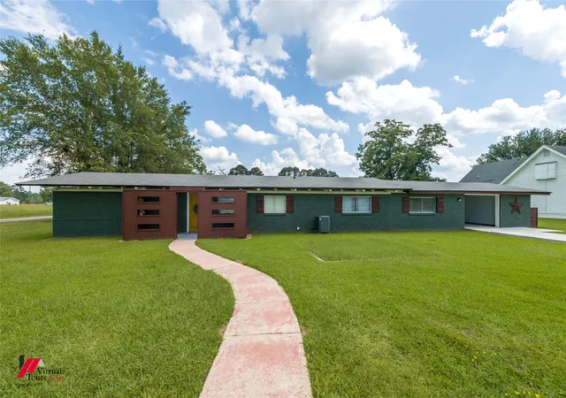 Photo 3 of Single family home for sale at 304 S Main St, Springhill, LA 71075 | MLS# 21280714 | Listing updated on 2026-08-22