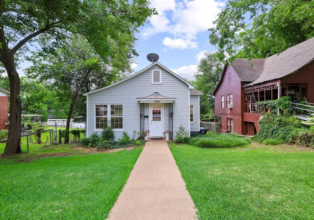 Photo 1 of Single family home for sale at 1322 W Chestnut St, Denison, TX 75020 | MLS# 21280747 | Listing updated on 2026-09-04