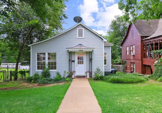 Photo 2 of Single family home for sale at 1322 W Chestnut St, Denison, TX 75020 | MLS# 21280747 | Listing updated on 2026-09-04