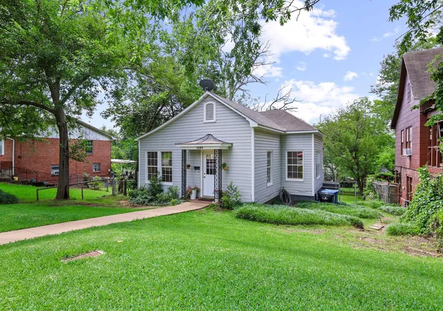 Photo 3 of Single family home for sale at 1322 W Chestnut St, Denison, TX 75020 | MLS# 21280747 | Listing updated on 2026-09-04