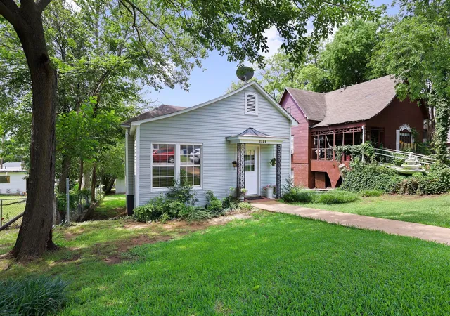 Photo 3 of Single family home for sale at 1322 W Chestnut St, Denison, TX 75020 | MLS# 21280747 | Listing updated on 2026-09-04