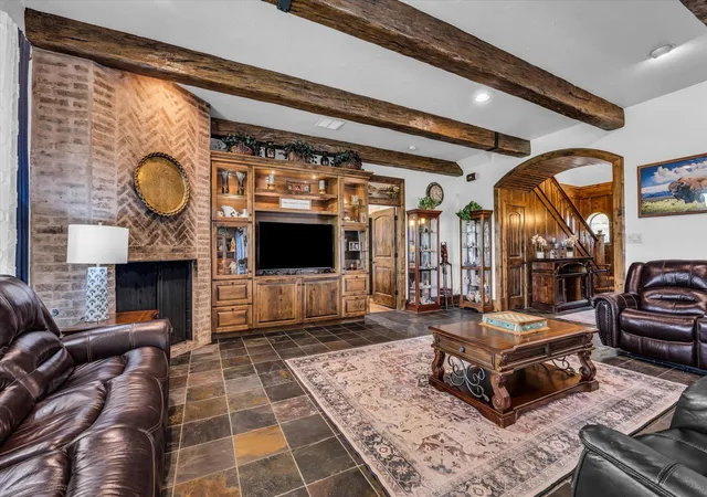 Photo 4 of Single family home for sale at 404 Charleston Park Dr, Woodway, TX 76712 | MLS# 21280438 | Listing updated on 2026-09-29