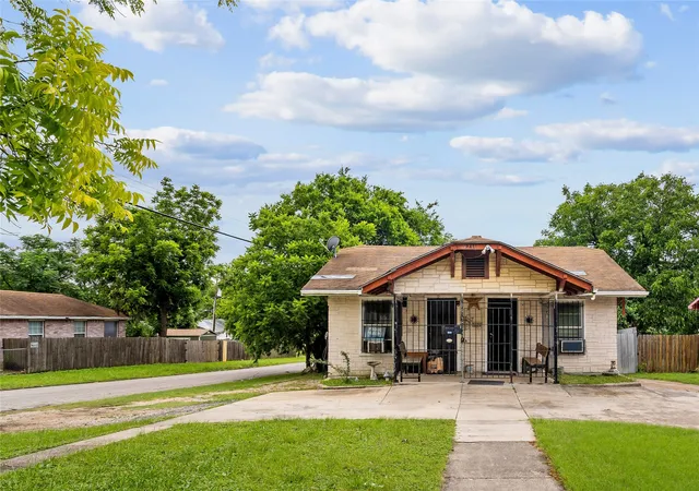 Homes for sale in Dallas, TX | 2431 Britton Dr, Dallas, TX 75216 | MLS# 21263727
