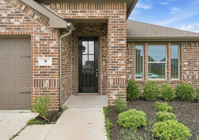Photo 3 of Sale Pending at 9 Mockingbird Ln, Sanger, TX 76266 | MLS# 21280927 | Listing updated on 2026-07-16