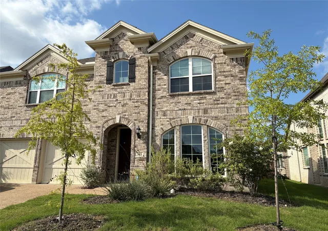 2nd image of 323 Butternut Wy, Irving, TX 75063 | MLS# 21281082