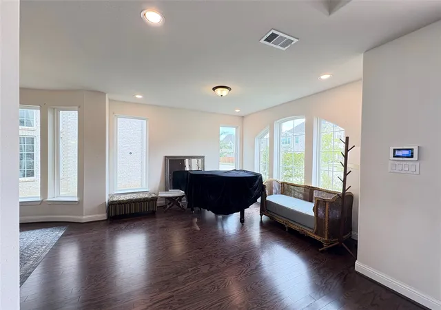 5th image of 323 Butternut Wy, Irving, TX 75063 | MLS# 21281082
