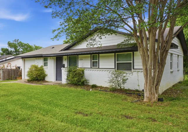 Photo 2 of Single family home for sale at 1724 Spring Lake Dr, Mesquite, TX 75149 | MLS# 21275159 | Listing updated on 2026-08-27