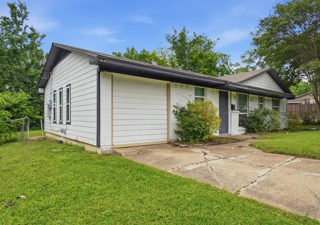 Photo 3 of Single family home for sale at 1724 Spring Lake Dr, Mesquite, TX 75149 | MLS# 21275159 | Listing updated on 2026-08-27