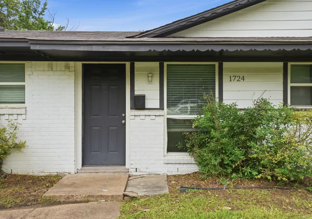 Photo 3 of Single family home for sale at 1724 Spring Lake Dr, Mesquite, TX 75149 | MLS# 21275159 | Listing updated on 2026-10-07
