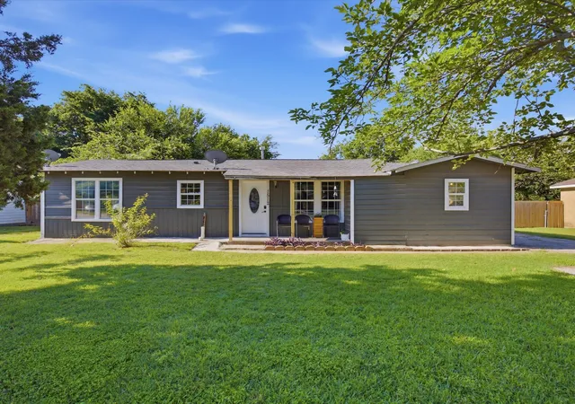 Homes for sale in Bridgeport, TX | 1512 Vine St, Bridgeport, TX 76426 | MLS# 21281195