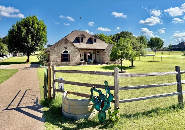 Photo 3 of Sale Pending at 3220 Skinner Rd, Midlothian, TX 76065 | MLS# 21281546 | Listing updated on 2026-08-22