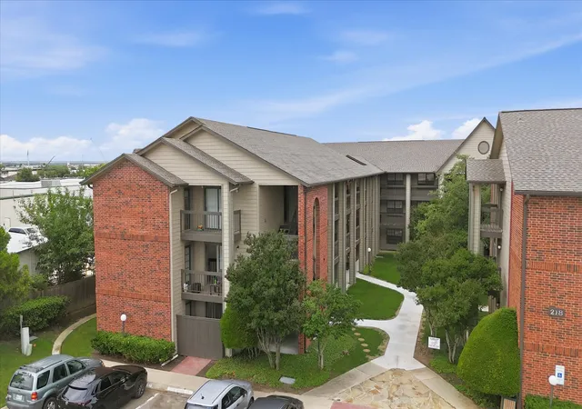 3rd image of 218 N Texas Blvd, Denton, TX 76201