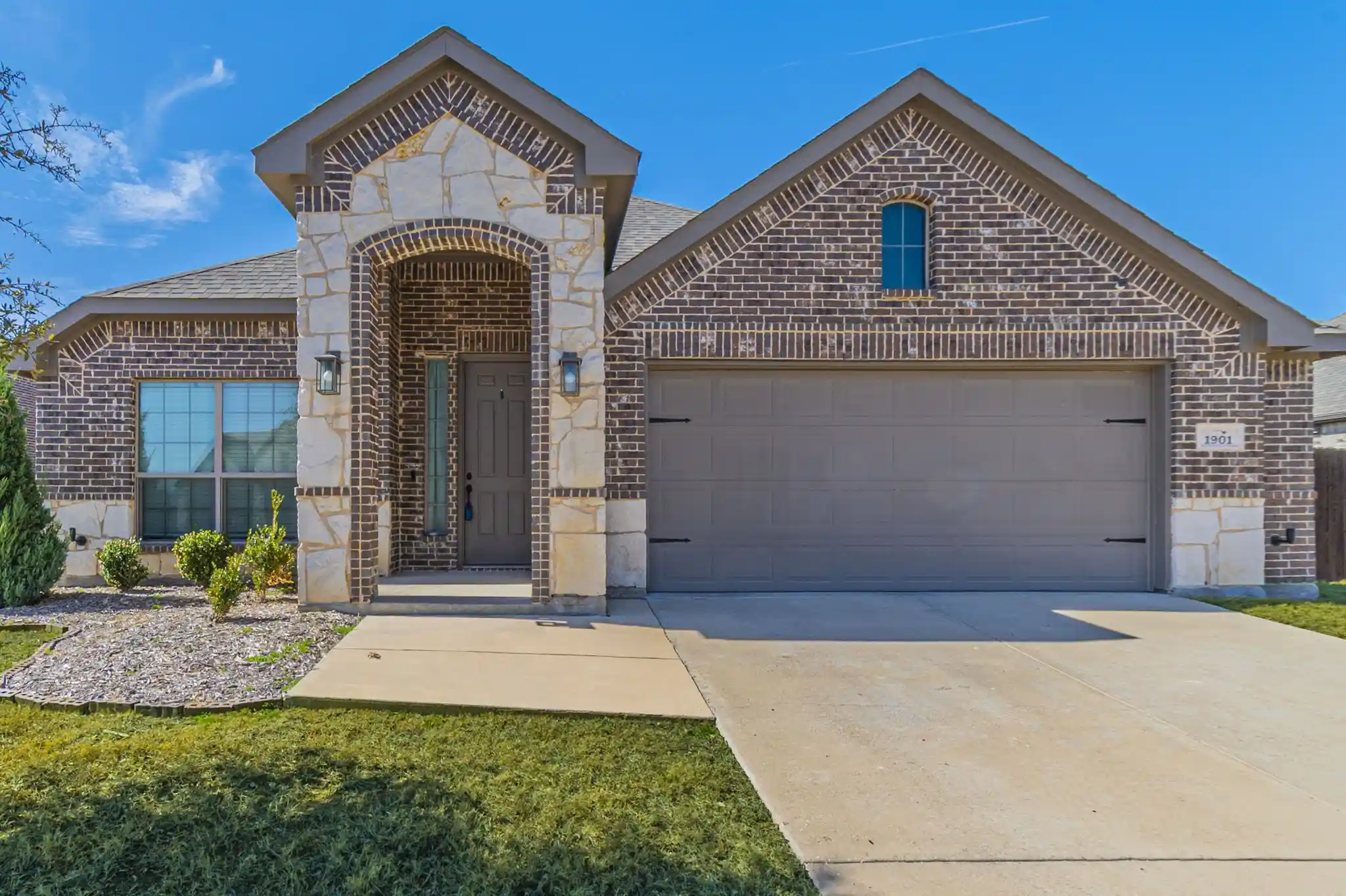 Photo 1 of Single family home for sale at 1901 Maplewood Dr, Red Oak, TX 75154 | MLS# 21266926 | Listing updated on 2026-10-27