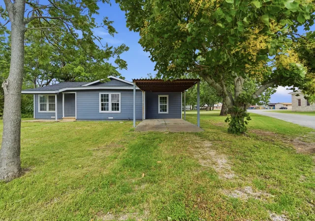 Homes for sale in Lipan, TX | 203 N Kickapoo St, Lipan, TX 76462 | MLS# 21274864