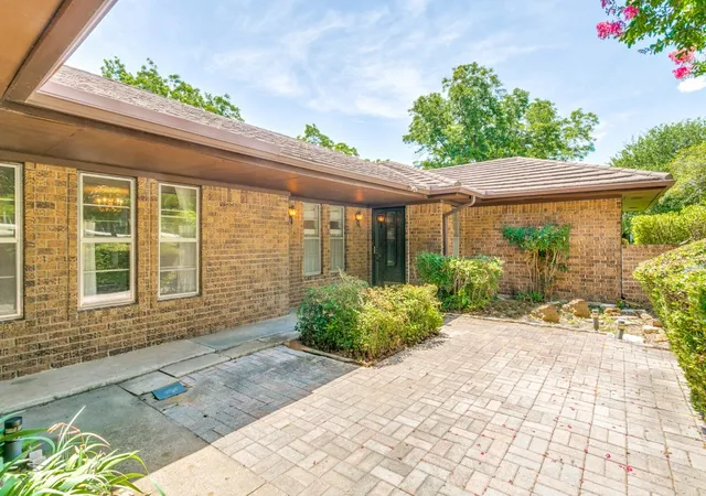 1st image of 1132 N Irving Heights Dr, Irving, TX 75061 | MLS# 21281159