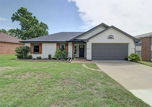 Photo 1 of Sale Pending at 550 N Main St, Joshua, TX 76058 | MLS# 21277269 | Listing updated on 2026-07-11
