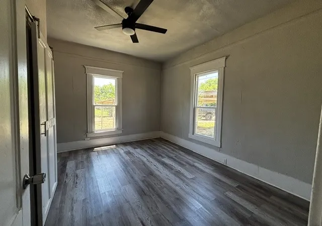 Photo 4 of Single family home for sale at 515 15Th St Sw, Mineral Wells, TX 76067 | MLS# 21282014 | Listing updated on 2026-09-28