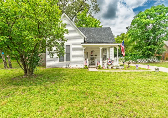 Homes for sale in Winnsboro, TX | 911 N Main St, Winnsboro, TX 75494 | MLS# 21281858