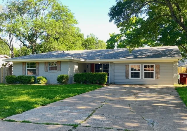 Homes for sale in Bonham, TX | 302 Glen Oaks Rd, Bonham, TX 75418 | MLS# 21282246