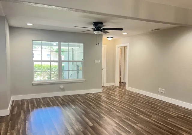 Photo 2 of Single family home for sale at 302 Glen Oaks Rd, Bonham, TX 75418 | MLS# 21282246 | Listing updated on 2026-09-04