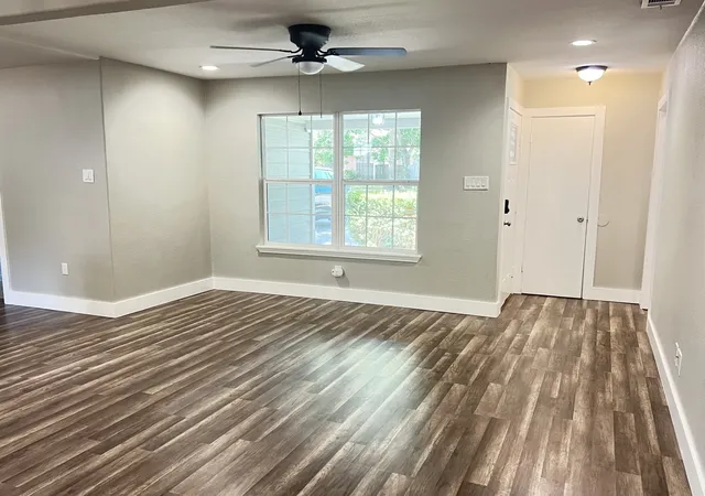 Photo 3 of Single family home for sale at 302 Glen Oaks Rd, Bonham, TX 75418 | MLS# 21282246 | Listing updated on 2026-09-04