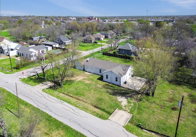 Photo 1 of Single family home for sale at 401 E Buffalo St, Forney, TX 75126 | MLS# 21277083 | Listing updated on 2026-08-27