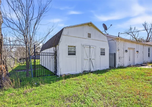 Photo 3 of Single family home for sale at 401 E Buffalo St, Forney, TX 75126 | MLS# 21277083 | Listing updated on 2026-08-27
