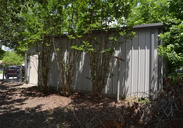 Photo 3 of Single family home for sale at 3915 Wellington St, Greenville, TX 75401 | MLS# 21282502 | Listing updated on 2026-08-26