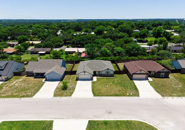 Photo 2 of Sale Pending at 1124 Limestone Dr, Lampasas, TX 76550 | MLS# 21276811 | Listing updated on 2026-08-31