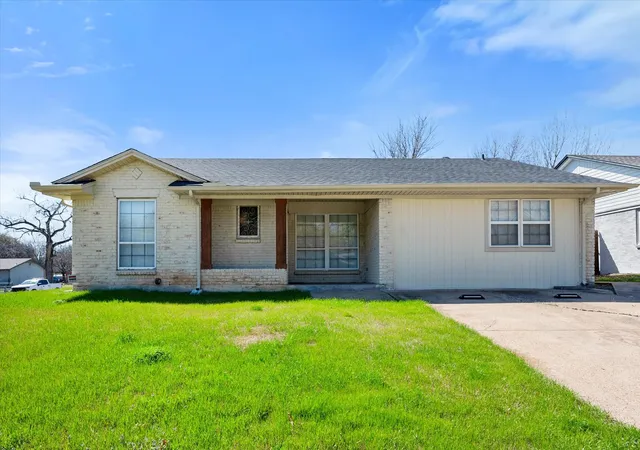 Photo 1 of Single family home for sale at 2316 Gilbert Cir, Arlington, TX 76010 | MLS# 21280440 | Listing updated on 2026-08-30