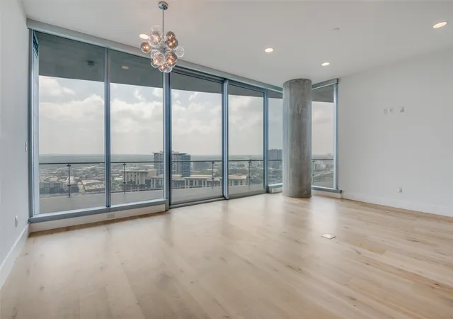 Homes for sale in Dallas, TX | 3130 N Harwood St, Dallas, TX 75201
