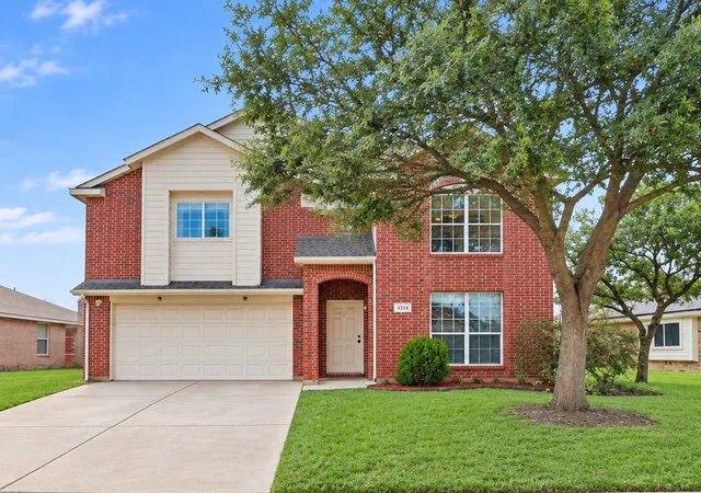 Photo 3 of Single family home for sale at 1703 Wolf Creek Dr, Arlington, TX 76018 | MLS# 21282841 | Listing updated on 2026-08-28