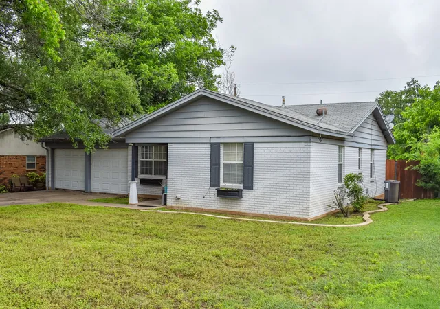 Homes for sale in Brady, TX | 305 Moore St, Brady, TX 76825 | MLS# 21283078