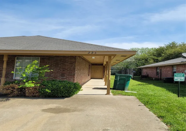 Homes for sale in Lacy Lakeview, TX | 223 225 E Craven Ave, Lacy Lakeview, TX 76705 | MLS# 21282300