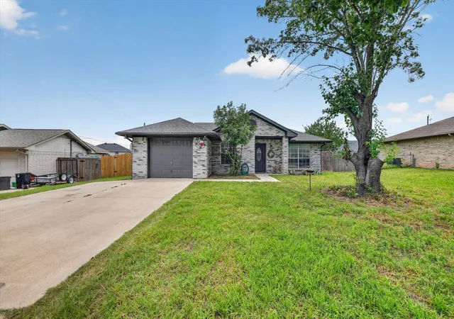 Photo 2 of Single family home for sale at 724 Oak Park Dr, Azle, TX 76020 | MLS# 21282345 | Listing updated on 2026-08-31