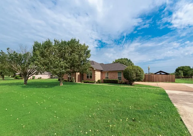 Photo 2 of Sale Pending at 517 Hiwasee Rd, Waxahachie, TX 75165 | MLS# 21283246 | Listing updated on 2026-07-27