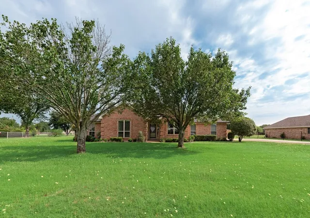 Photo 3 of Sale Pending at 517 Hiwasee Rd, Waxahachie, TX 75165 | MLS# 21283246 | Listing updated on 2026-07-27