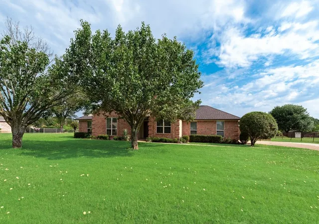 Photo 3 of Sale Pending at 517 Hiwasee Rd, Waxahachie, TX 75165 | MLS# 21283246 | Listing updated on 2026-07-27